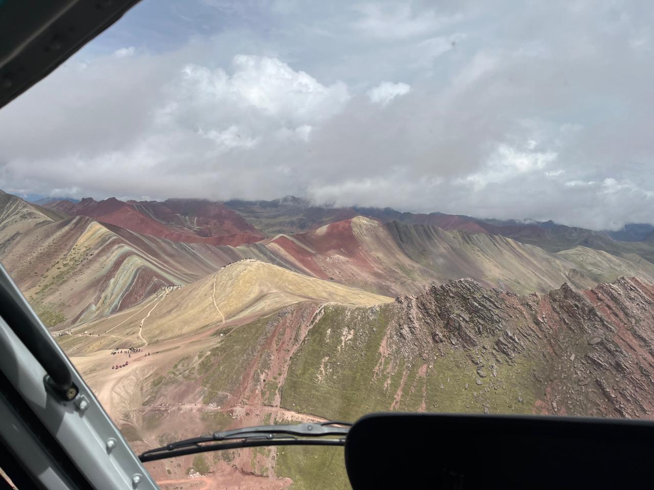 Vista panorámica aérea de Vinicunca desde cabina